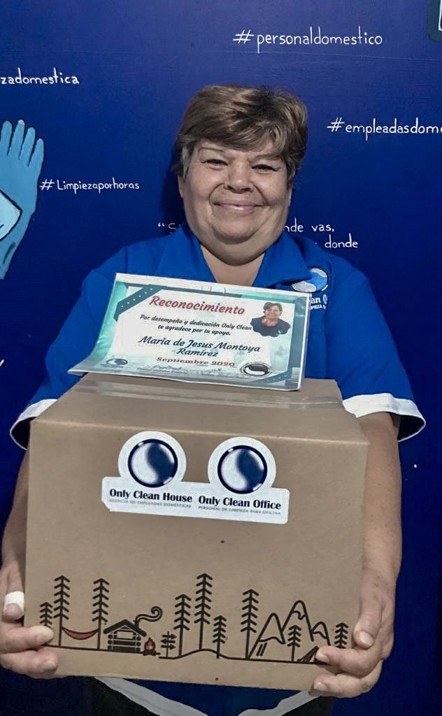 Afanadora de Ofi Clean Mantenimiento con reconocimiento por desempeño y dedicación de Only Clean, personal fijo de limpieza para oficinas en Guadalajara